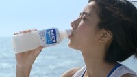 「カルピスウォーター」新テレビCM「海の近くで 初夏」編の1シーン。