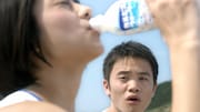 「カルピスウォーター」新テレビCM「海の近くで 初夏」編の1シーン。