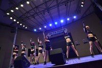 アップアップガールズ（仮）によるリリースイベントの様子。