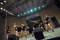 アップアップガールズ（仮）によるリリースイベントの様子。