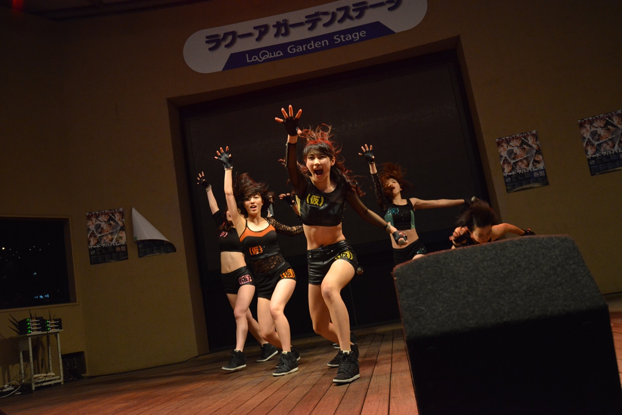 アップアップガールズ（仮）によるリリースイベントの様子。