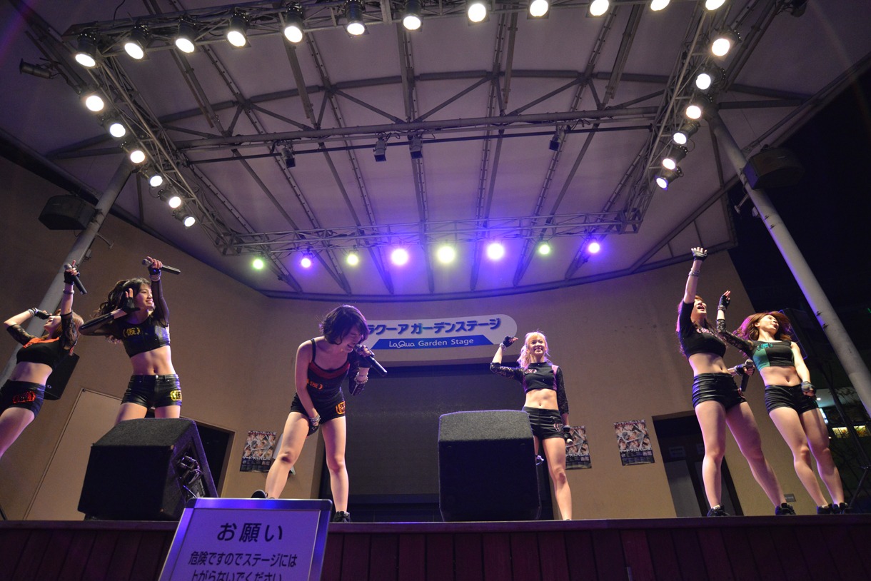 アップアップガールズ（仮）によるリリースイベントの様子。