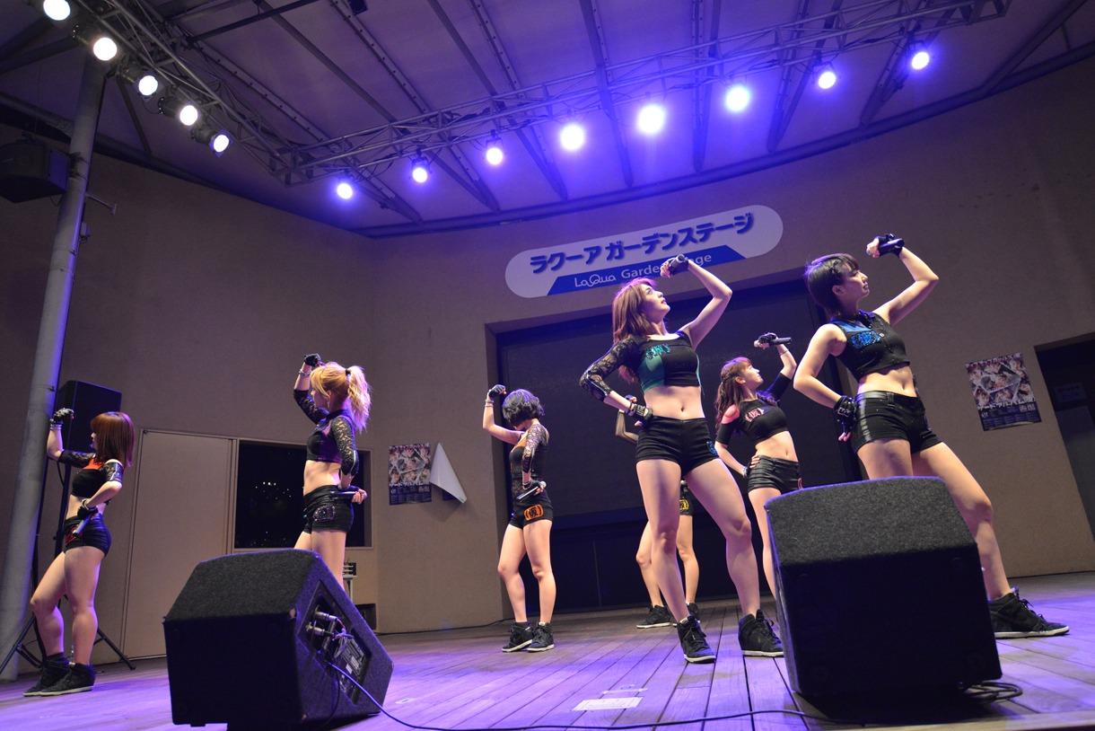 アップアップガールズ（仮）によるリリースイベントの様子。
