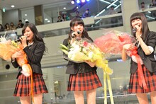 ファンからサプライズの花束を渡され感激する夢みるアドレセンス。