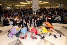 ファンと記念撮影する夢みるアドレセンス。