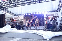 五五七二三二〇のライブの様子。