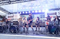 五五七二三二〇のライブの様子。