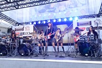 五五七二三二〇が初ライブを行った「ココナッツサブレ」発売50周年記念キャンペーン・キックオフイベントの様子。