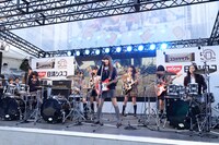 今週の人気画像5位は「五五七二三二〇はエビ中だった！雨の新宿で“初ライブ”」より、五五七二三二〇のライブの様子。