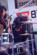 髪を振り乱しながらドラムを叩く小林歌穂。