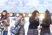 左から、松野莉奈、柏木ひなた、小林歌穂、中山莉子。