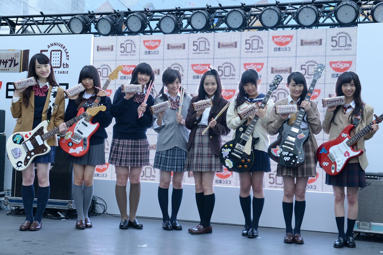 五五七二三二〇はエビ中だった！雨の新宿で“初ライブ” - 音楽ナタリー