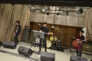 [Alexandros]による生ライブの様子。