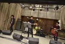 [Alexandros]による生ライブの様子。