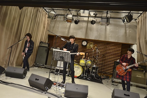 [Alexandros]による生ライブの様子。