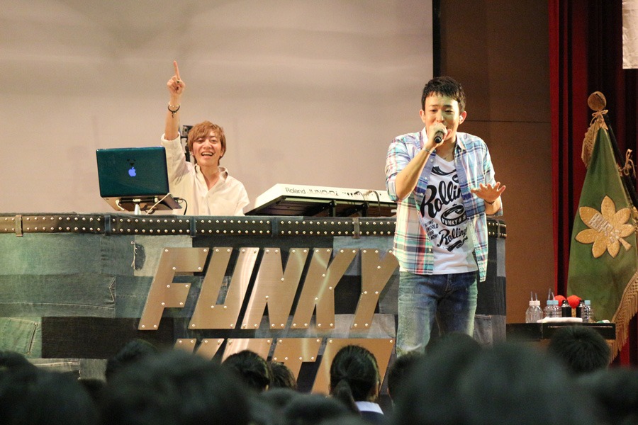 西方小学校での卒業生応援ライブの模様。