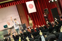 西方小学校での卒業生応援ライブの模様。