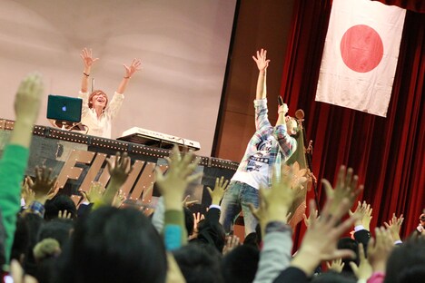 西方小学校での卒業生応援ライブの模様。