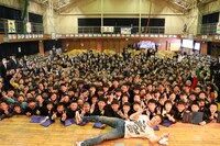 西方小学校での卒業生応援ライブの模様。