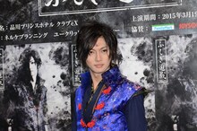 囲み取材に応じる喜矢武豊。(c)渡瀬悠宇 / 小学館