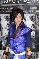 囲み取材に応じる喜矢武豊。(c)渡瀬悠宇 / 小学館