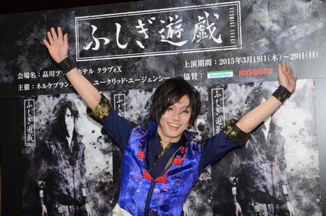 囲み取材ではしゃぐ喜矢武豊。(c)渡瀬悠宇 / 小学館