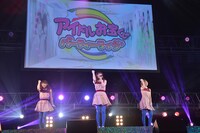 まなみのりさによるライブの様子。