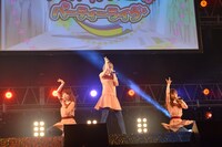 まなみのりさによるライブの様子。