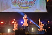 まなみのりさによるライブの様子。