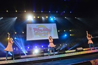 まなみのりさによるライブの様子。