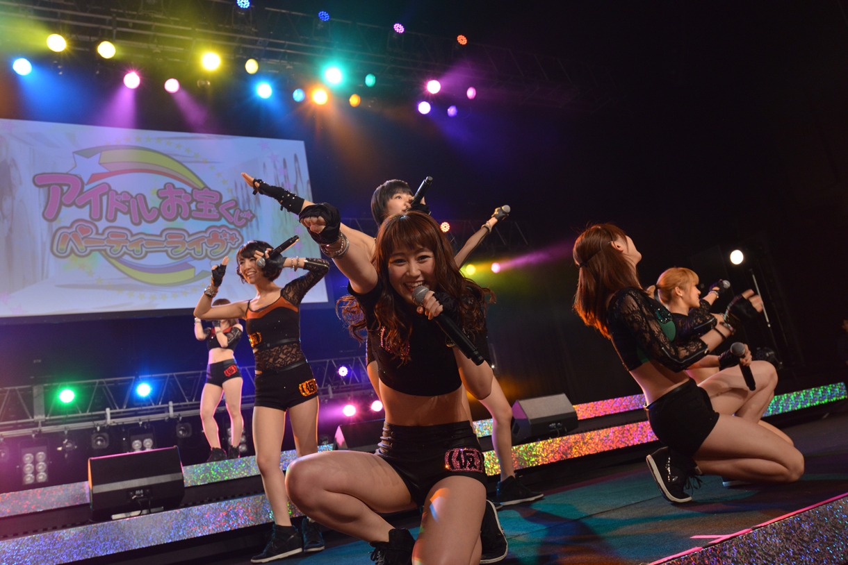 アップアップガールズ（仮）によるライブの様子。