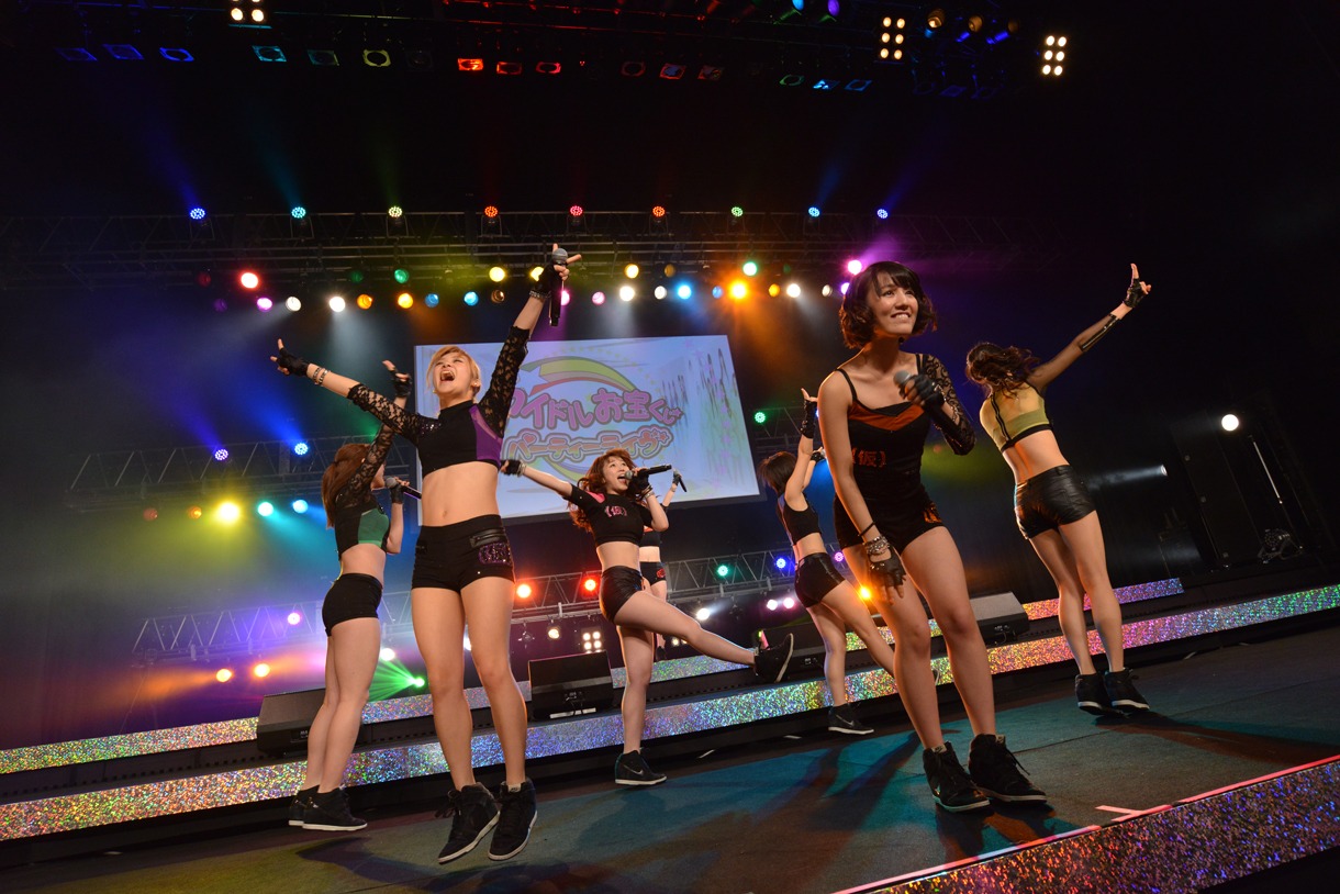 アップアップガールズ（仮）によるライブの様子。