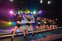 アップアップガールズ（仮）によるライブの様子。