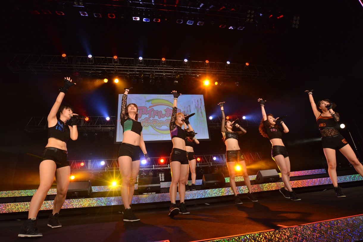 アップアップガールズ（仮）によるライブの様子。