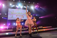 仙石みなみ、井草里桜菜、小栗かこによる「ロマンティック浮かれモード」歌唱の様子。