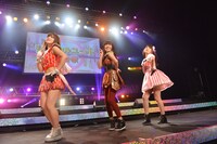 仙石みなみ、小栗かこ、井草里桜菜による「ロマンティック浮かれモード」歌唱の様子。