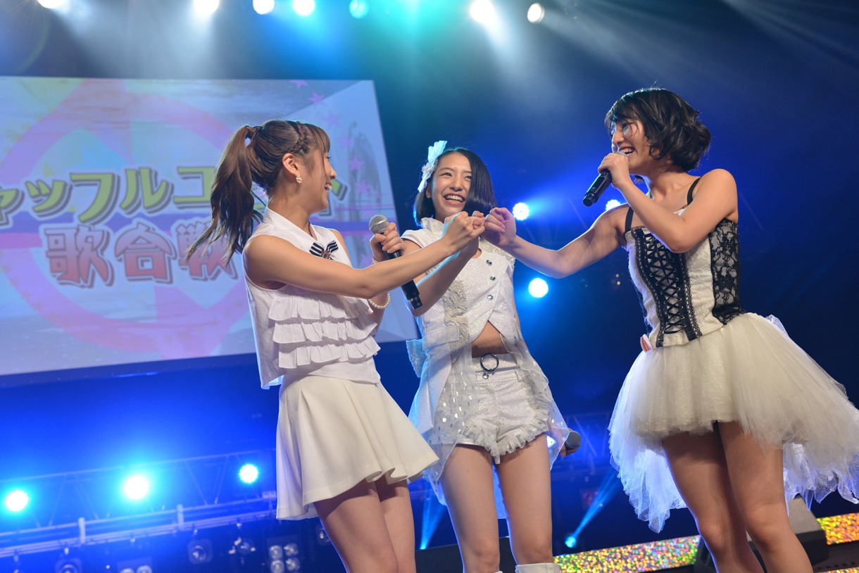 浜崎香帆、関根梓、まなみによる「悲しみよこんにちは」歌唱の様子。
