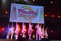 東京パフォーマンスドールによるライブの様子。