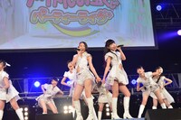 東京パフォーマンスドールによるライブの様子。