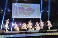東京パフォーマンスドールによるライブの様子。