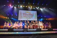 出演者全員による「ロマンティック浮かれモード」歌唱の様子。