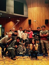 片平里菜と「眼鏡越しの空」カバーのレコーディングメンバーたち。