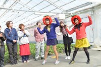 「大器晩成」の“秩父いちごバージョン”を披露する室田瑞希、稲葉愛香。