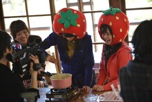 ブルーベリージャム作りを体験する室田瑞希、稲葉愛香。