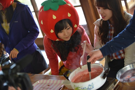 いちごジャムに興味を示す稲葉愛香。