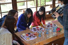 いちごなどの食材でパフェ作りに挑戦する中島早貴、室田瑞希、稲葉愛香。