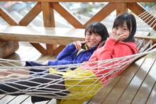 ハンモックを体験する室田瑞希、稲葉愛香。