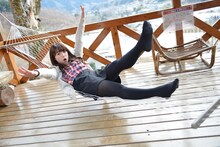 ハンモックを体験する中島早貴。