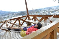 ハンモックを体験する室田瑞希、稲葉愛香。