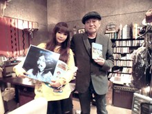 中川翔子（左）と細野晴臣（右）のツーショット。